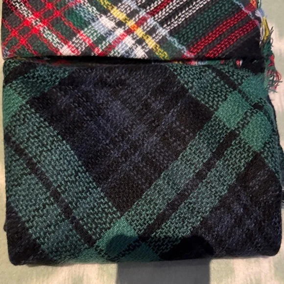 NWT 2 Plaid Scarves Set red green and green black - Picture 4 of 8